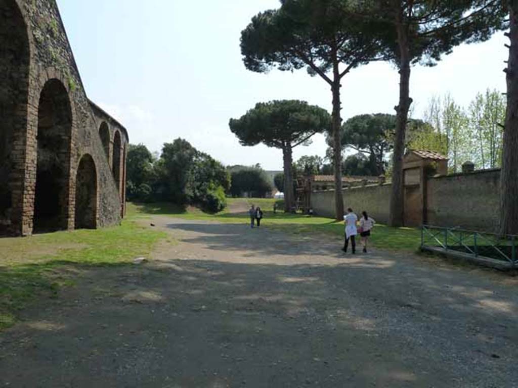 Piazzale Anfiteatro. May 2010. Looking south, Amphitheatre on the left, Grand Palestra on the right.