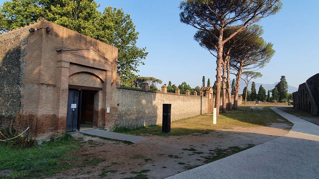 II.7.1 Pompeii. Palaestra. July 2021. Looking north along the exterior east wall.
Foto Annette Haug, ERC Grant 681269 DÉCOR.
