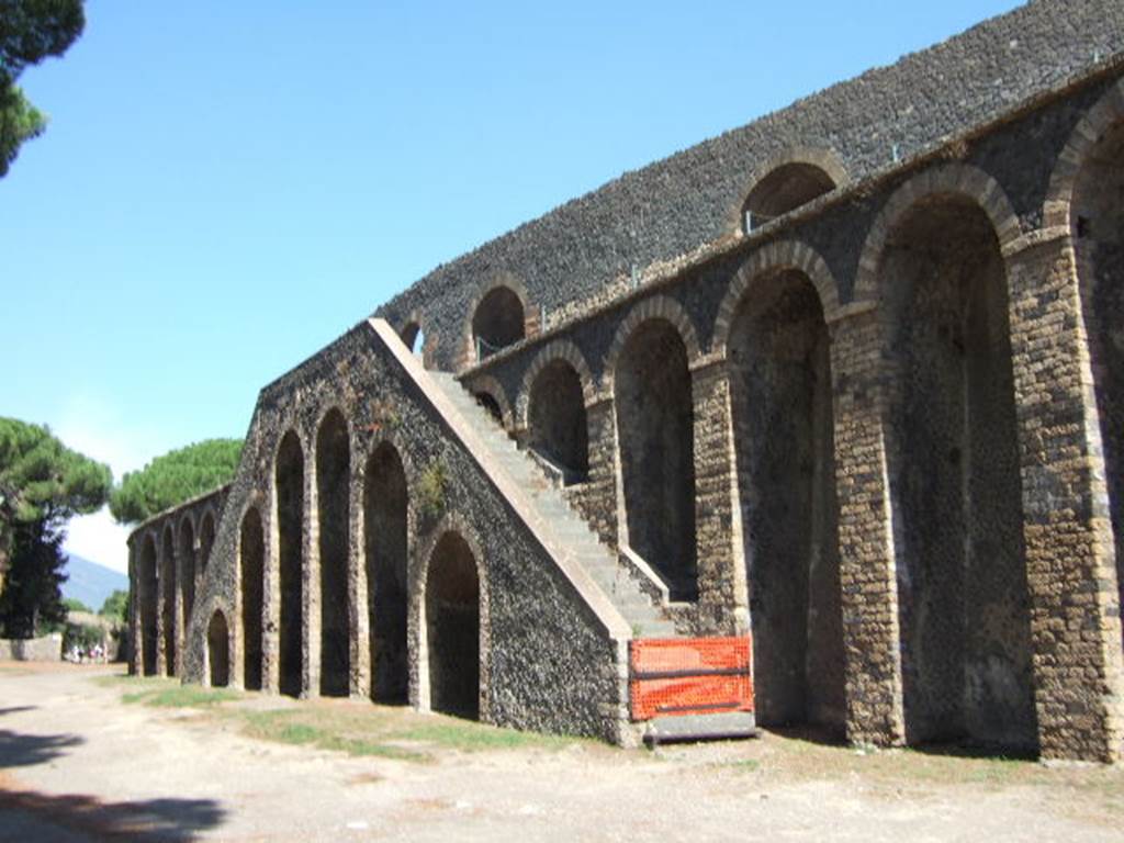 Piazzale Anfiteatro. September 2005. Amphitheatre on east side. Looking north. 