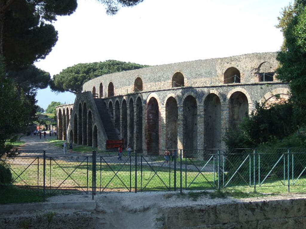 Piazzale Anfiteatro. South end. Looking north from Viale Anfiteatro. May 2006.