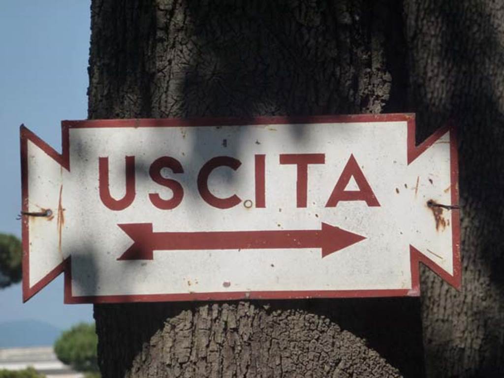 Piazzale Anfiteatro. June 2012. Old-style sign (tabella ansata  a sign with handles) from near Piazza Anfiteatro. Photo courtesy of Michael Binns.
