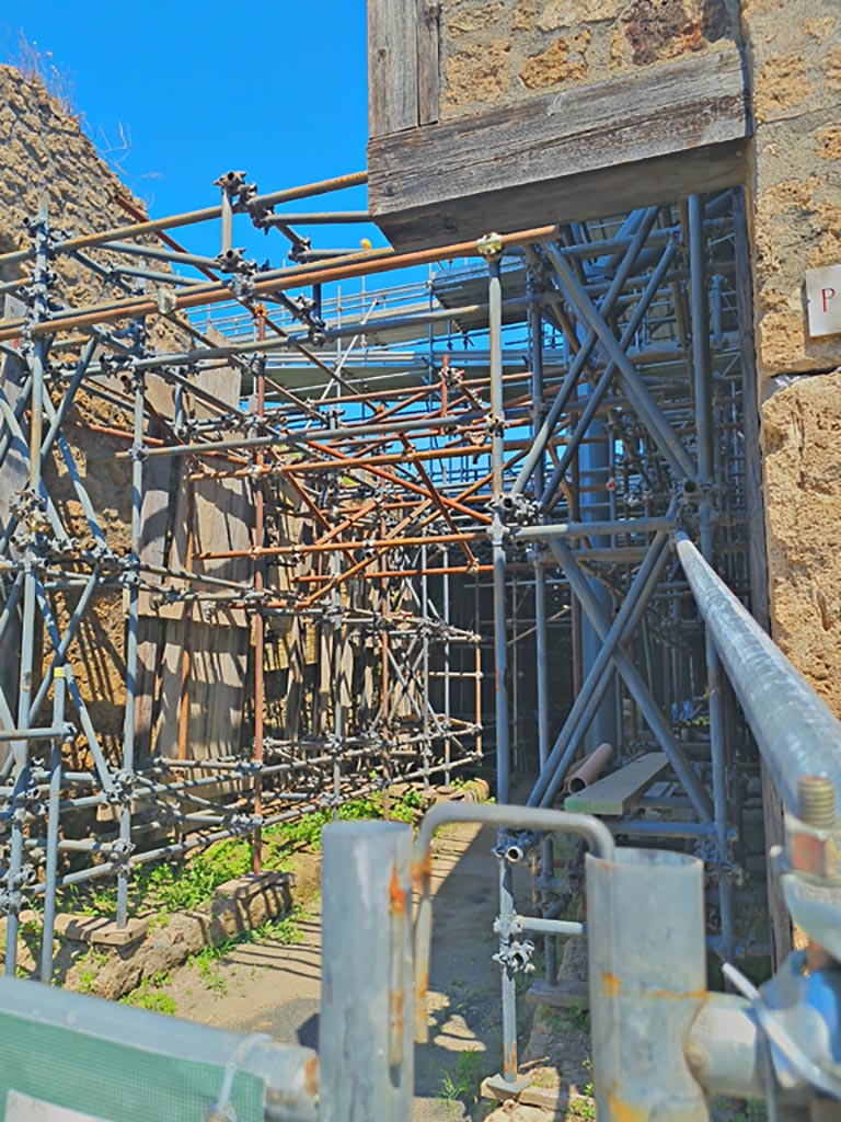 Unnamed vicolo on north side of Via dell’Abbondanza, Pompeii. June 2024. 
Looking north along east exterior side of IX.11. Photo courtesy of Giuseppe Ciaramella.
