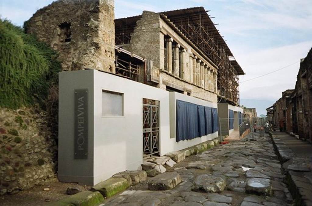 Via dell’ Abbondanza. November 2009. North side. Looking east towards unnamed vicolo (behind the gate). Photo courtesy of Rick Bauer.