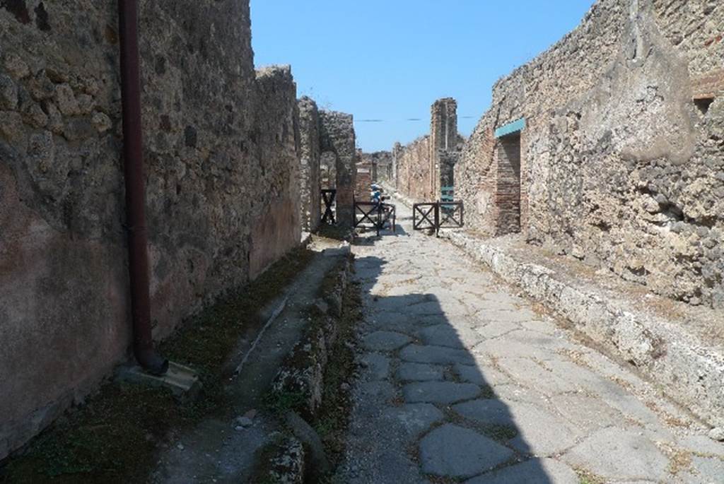 Unnamed vicolo between IX.2 and IX.3. July 2010. Looking west  to crossroads on Via Stabiana and straight ahead to Via degli Augustali. Photo courtesy of Michael Binns.