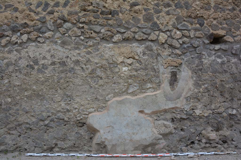 Unnamed vicolo between IX.5 and IX.6. May 2017. Lower exterior front façade of IX.5.16.
Foto Christian Beck, ERC Grant 681269 DÉCOR.

