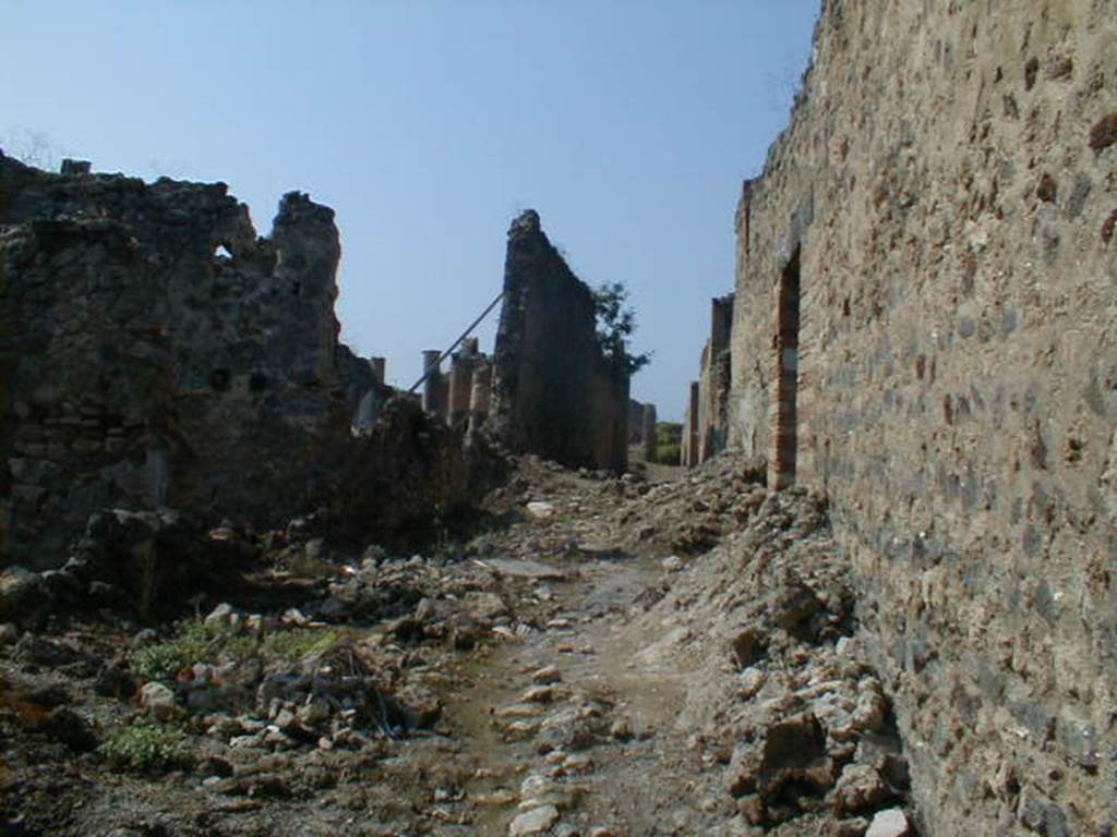 Unnamed vicolo between IX.6 and IX.5.. Looking west from junction with Vicolo del Centenario. September 2004.