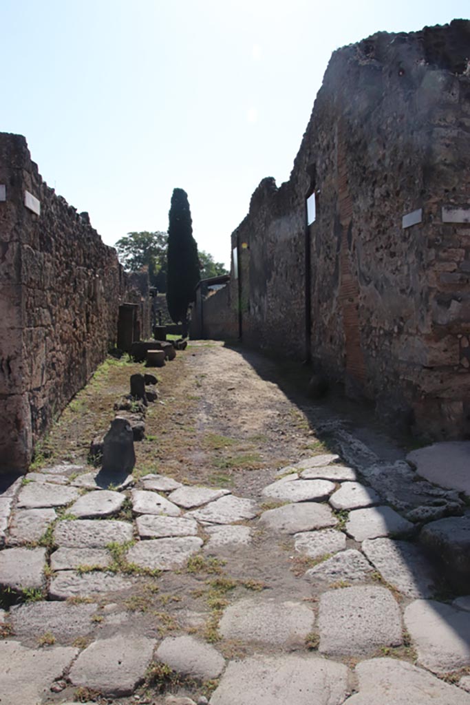 Unnamed vicolo between IX.9 and IX.8, Pompeii. October 2023. 
Looking south from Via di Nola Photo courtesy of Klaus Heese.
