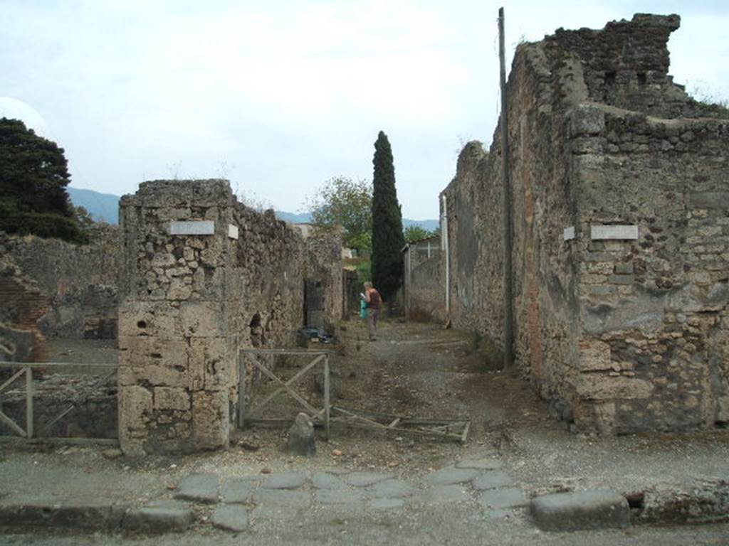 Unnamed vicolo between IX.9 and IX.8. Looking south from junction with Via di Nola. May 2005.