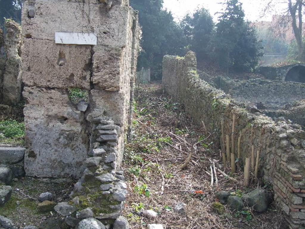 Unnamed vicolo between I.5 and I.1. Looking south from the junction on Vicolo del Conciapelle. December 2006.