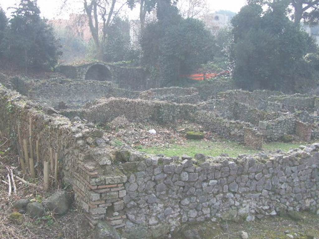 Unnamed vicolo between I.5 and I.1. West side.  Rear corner of Insula, looking across I.1 towards the Stabian Gate. December 2006.