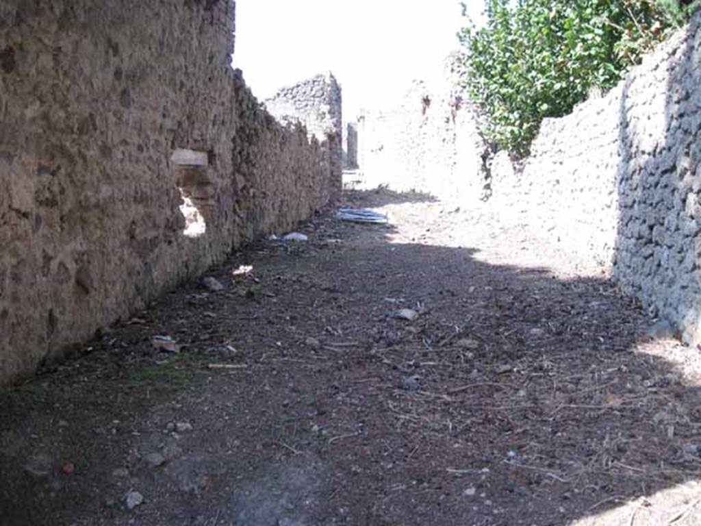 Unnamed vicolo between I.5 and I.1. September 2010. I.1 on left and I.5 right. Looking north along unnamed vicolo towards Vicolo del Conciapelle.  Photo courtesy of Drew Baker.
