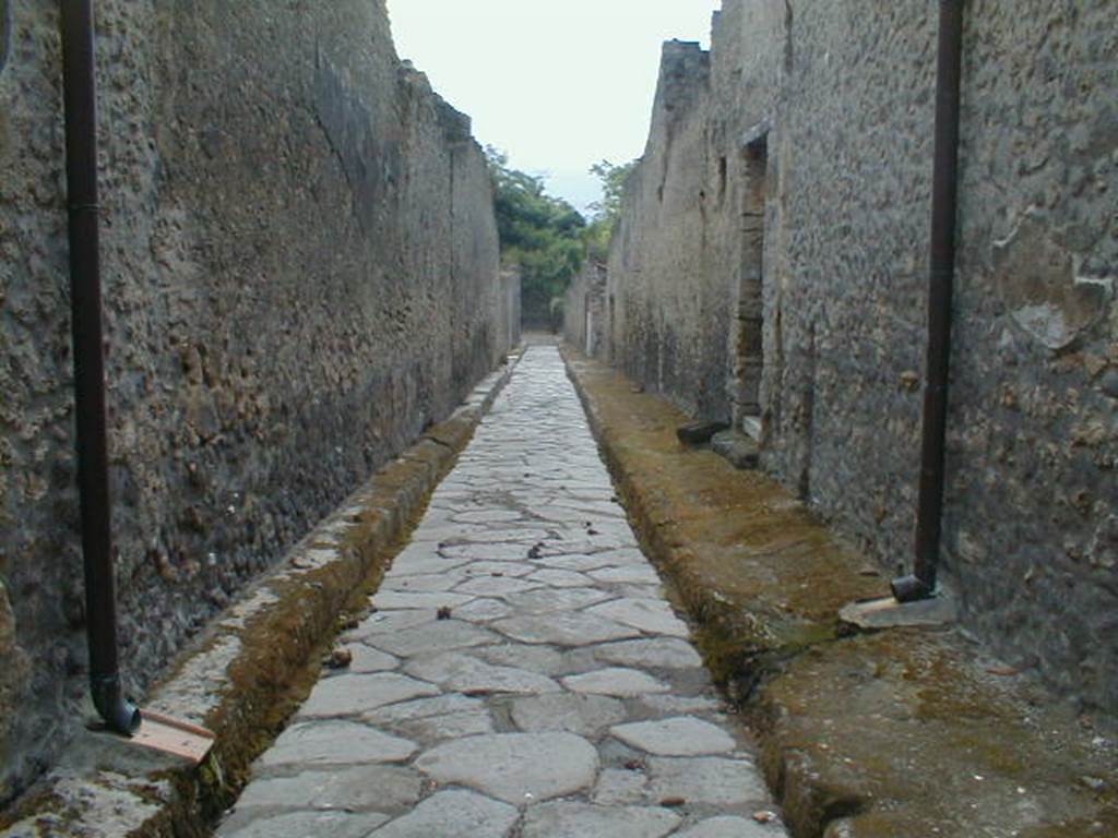 Unnamed vicolo between I.9 and I.8. Looking south from the junction with Via dell’Abbondanza. September 2004.