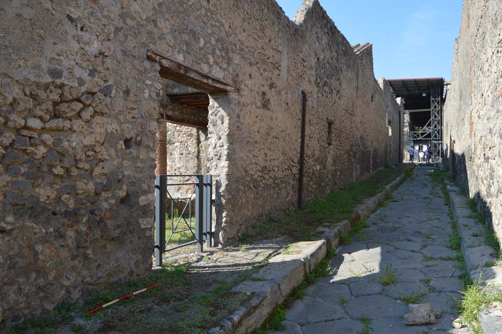 Unnamed vicolo between I.8 and I.9, west side, Pompeii. October 2017. Looking north from near I.8.10.
Foto Taylor Lauritsen, ERC Grant 681269 DÉCOR.
