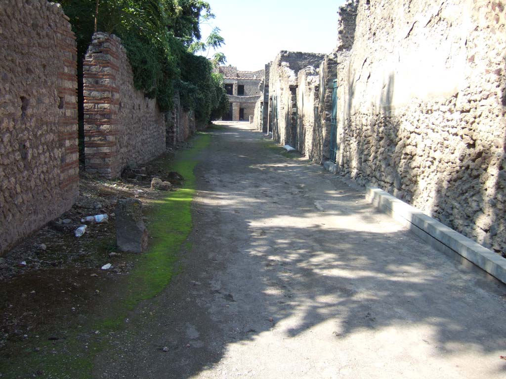 Unnamed vicolo. September 2005. Looking west from junction with Via di Castricio. 