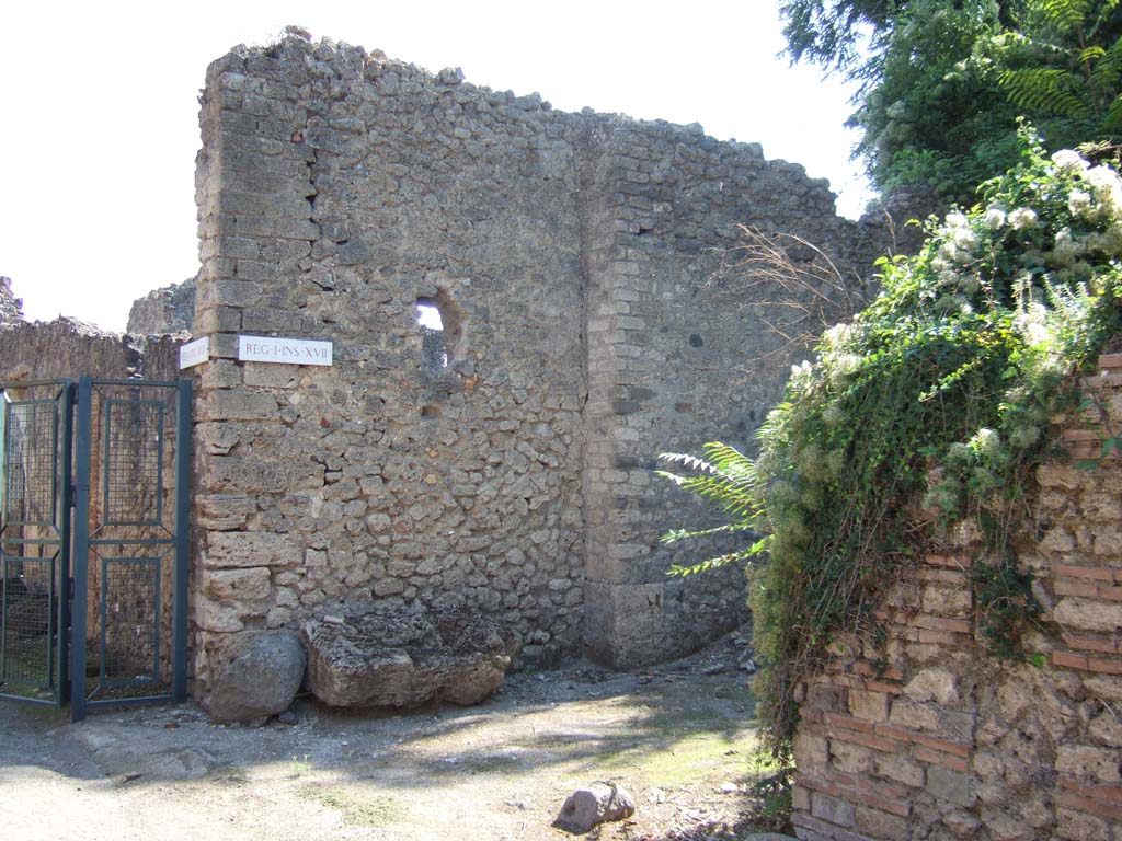 Unexcavated vicolo between I.17 and I.18. September 2005. Looking south east from junction with Via di Castricio.