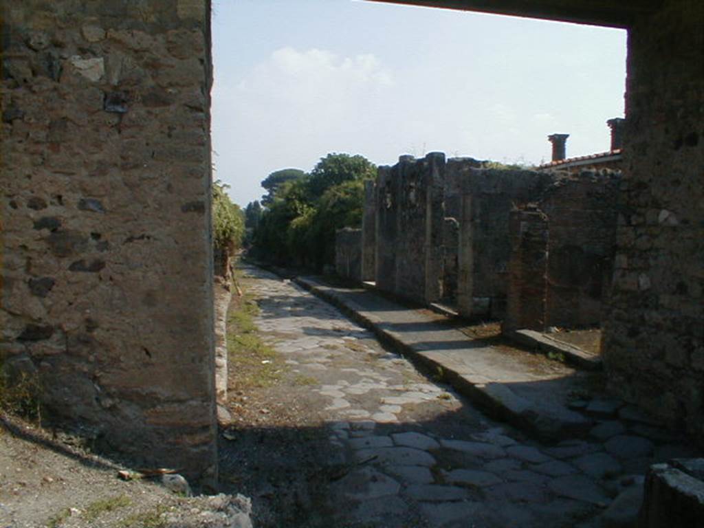 Via di Nola. South side. Looking east from V.5.4. The modern bridge blocks both of the unnamed vicoli, to the north and south of Via di Nola. September 2004.