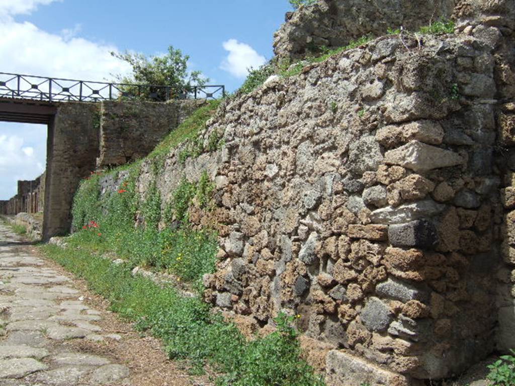 Via di Nola. North side. Looking west to modern bridge which blocks the unnamed vicolo to the north and to the south. May 2006.