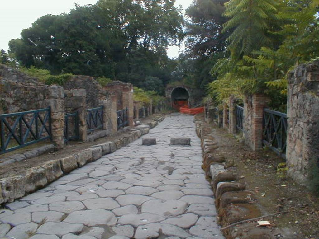 Via Stabiana between I.2 and VIII.7. May 2005. Looking south to Stabian Gate and junction with the unnamed vicolo. 