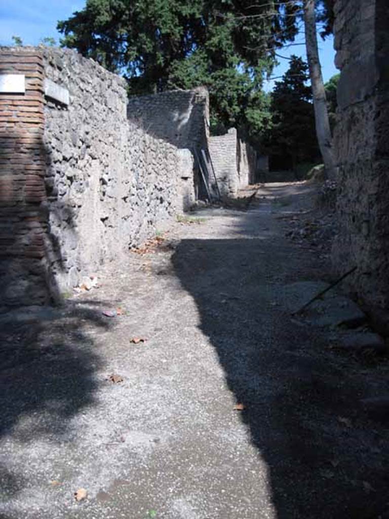 Unnamed vicolo south of I.1 and I.5. September 2010. Looking east from Via Stabiana. Photo courtesy of Drew Baker.