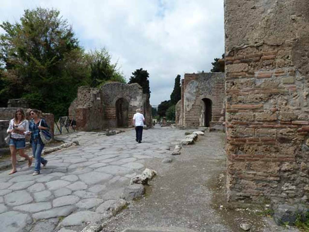 Via Consolare, May 2010. Looking north to Herculaneum Gate between VI.17 and VI.1.