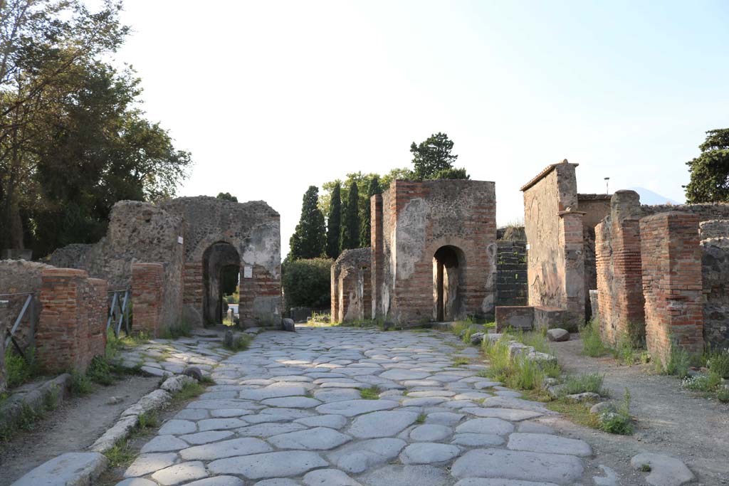 Via Consolare, December 2018. 
Looking north to the Herculaneum Gate from between VI.17, on left, and VI.1, on right. Photo courtesy of Aude Durand.
