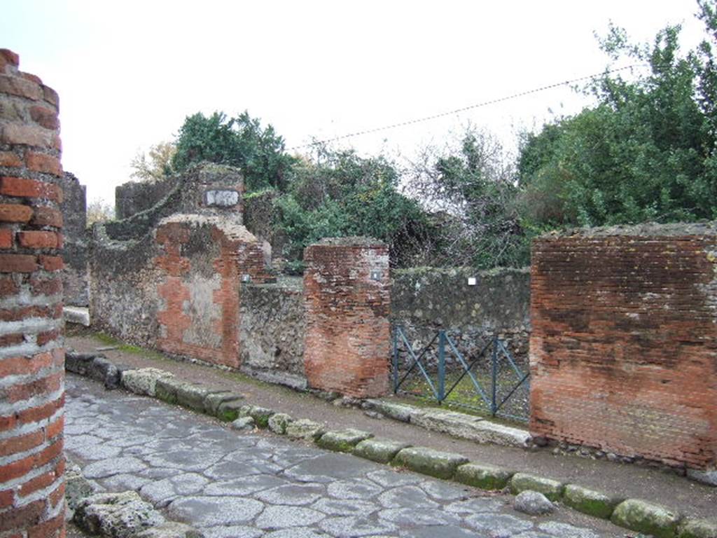 Via Consolare. Looking south from VI.17.8. December 2005.