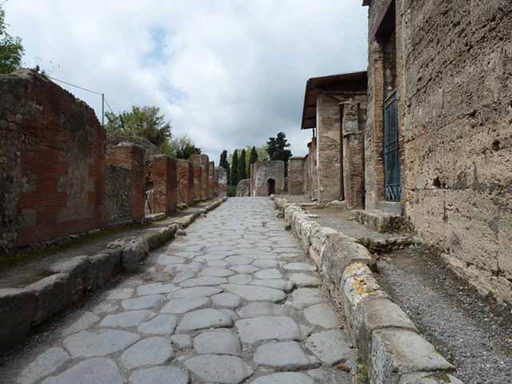 Via Consolare, May 2010. Looking north between VI.17 and VI.1 from near VI.1.10