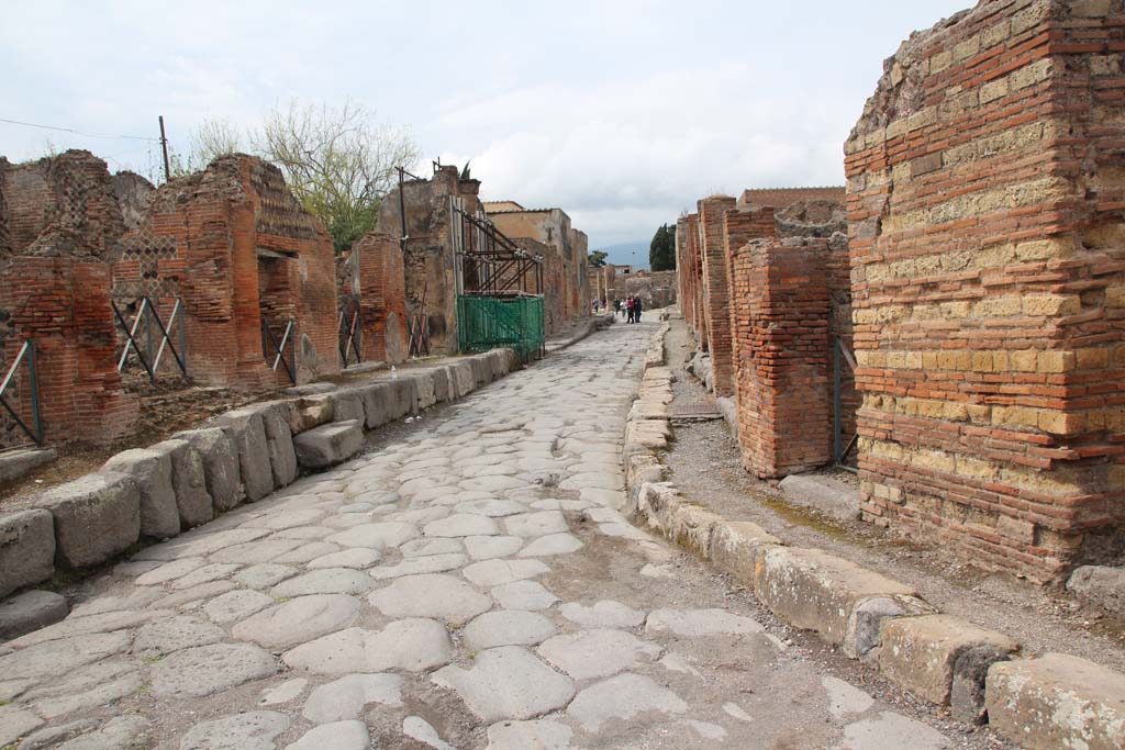 Via Consolare. April 2014. Looking north from junction with Vicolo del Farmacista, on left. Photo courtesy of Klaus Heese.