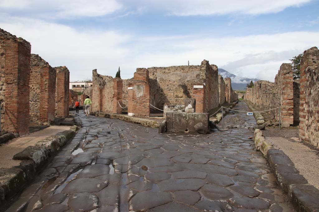 Via Consolare, on left. October 2020. Looking north to junction with Vicolo di Modesto, on right. Photo courtesy of Klaus Heese.