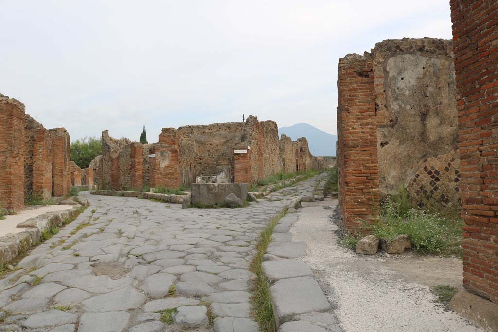 Via Consolare, on left. December 2018. Looking north to junction with Vicolo di Modesto, on right. 
Insula VI.4, on left, VI.3, ahead, and VI.6, on right. Photo courtesy of Aude Durand.
