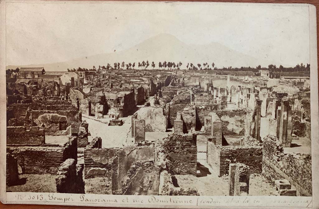 Via Consolare, centre left, fountain at junction with Vicolo di Modesto. 
Michel Amodio cabinet card 3013. Panorama and Rue Domitienne. Looking north across north side of Reg. VII, Ins. 6.
Photo courtesy of Rick Bauer.

