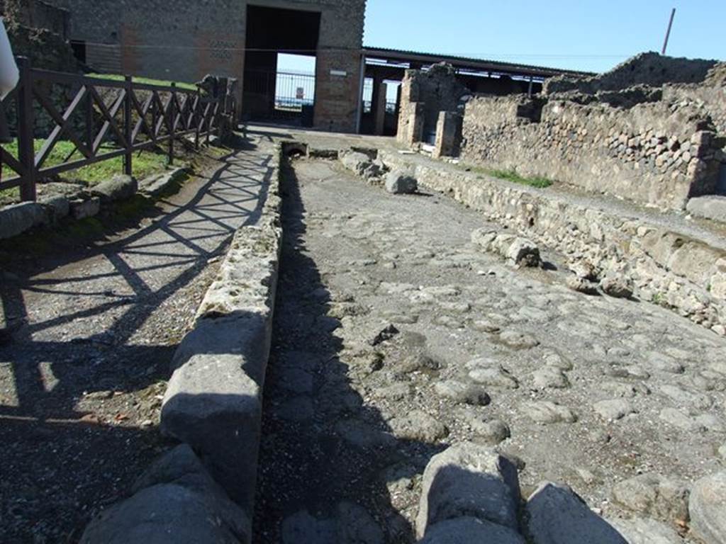 Via delle Terme between VII.6, on left, and VI.4, on right. Looking west towards Vicolo del Farmacista from near the junction with Via Consolare. March 2009.
