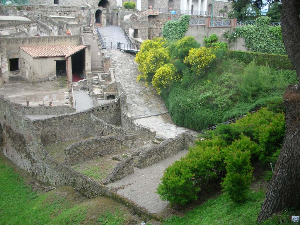 Via Marina, Pompeii. May 2011. 
Looking east towards area on lower west side of Suburban Baths, on left. Photo courtesy of Ivo van der Graaff.
