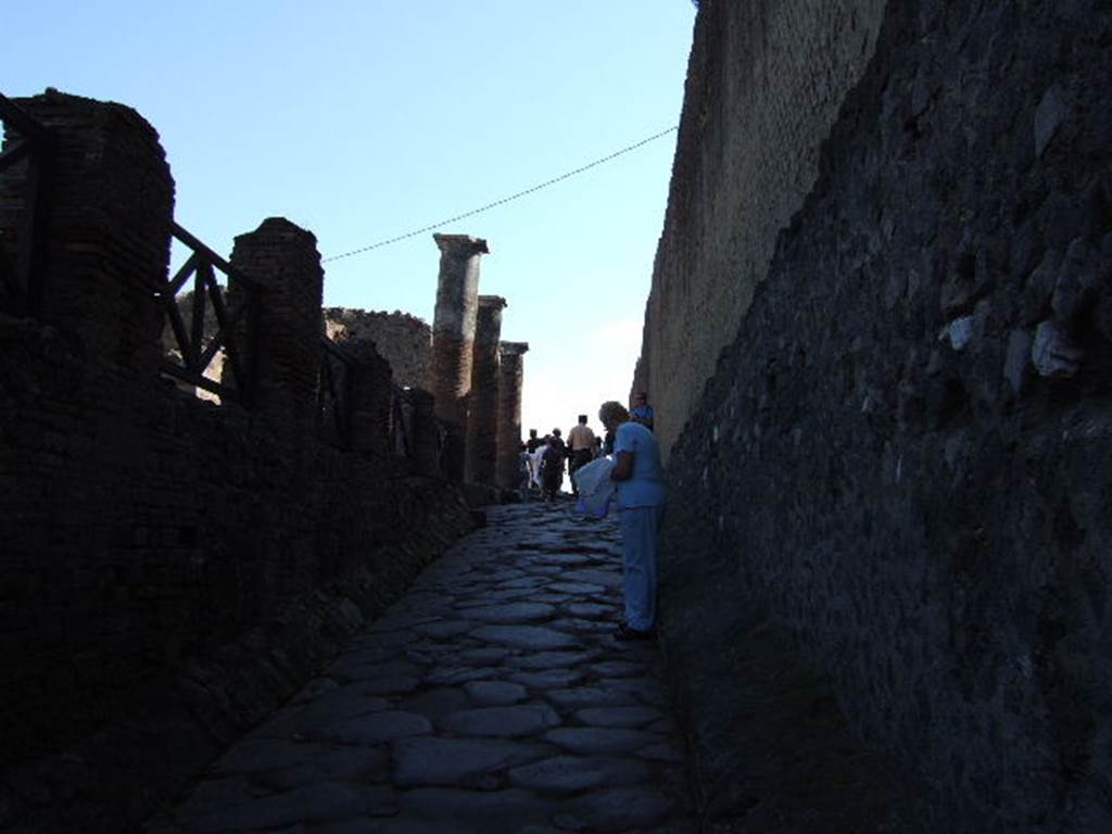 Via Marina between VII.16 and VIII.1. Looking east from inside the Porta Marina. September 2005.