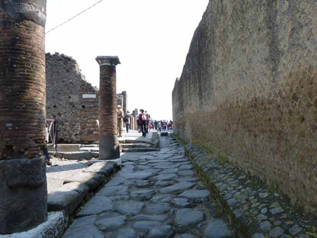 Via Marina, May 2010. Looking east between VII.16 and VIII.1, towards junction with Vicolo del Gigante.