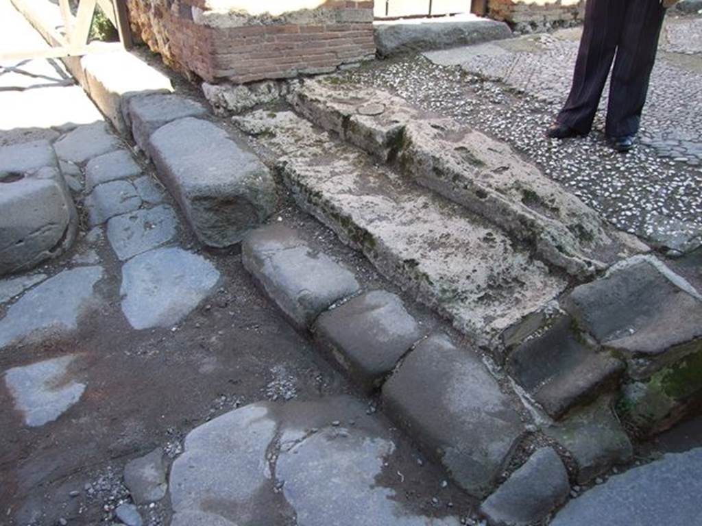 Via Marina. Steps, and stepping stones in Vicolo del Gigante, outside VII.7.12. March 2009.