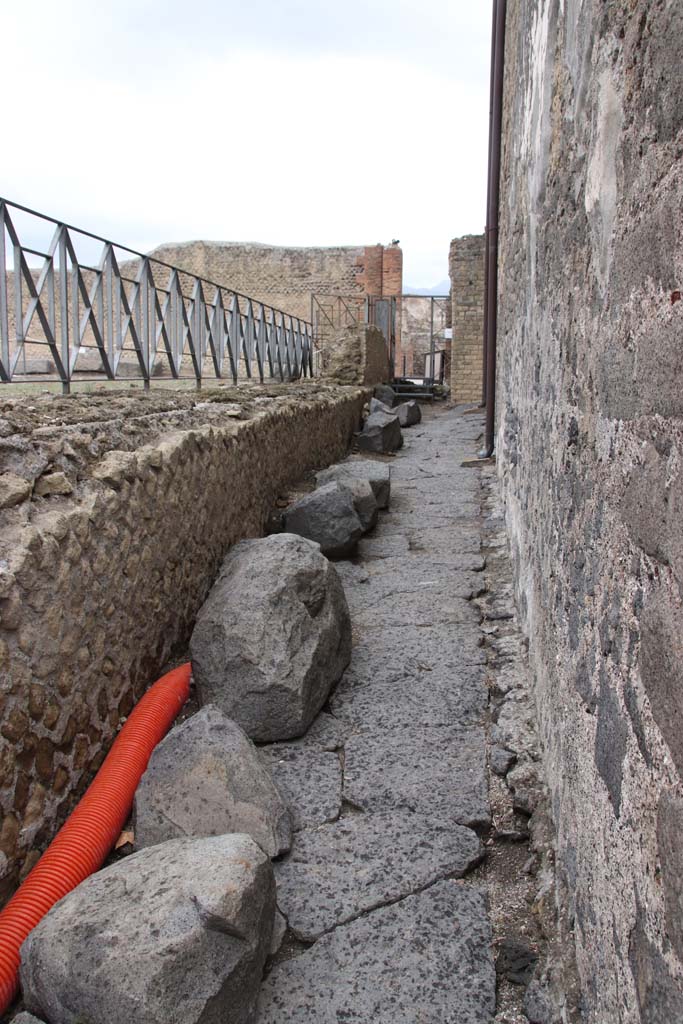 Alleyway on south side of Via Marina, at the western end of Vicolo di Championnet, October 2020.
Looking north. Photo courtesy of Klaus Heese.
