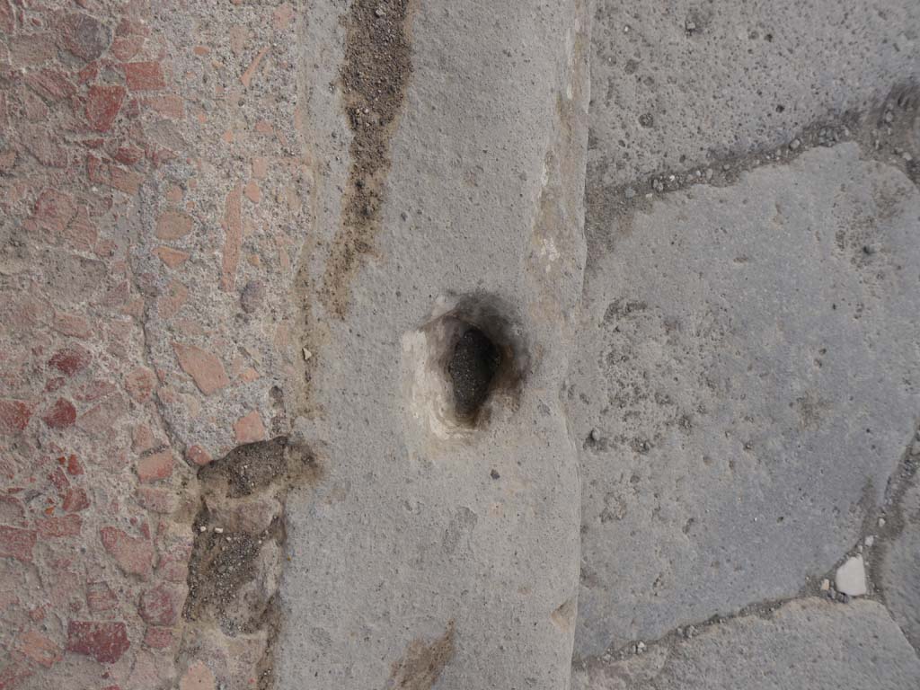 Via Marina, Pompeii. September 2018. Detail of pavement outside VII.7.32, Temple of Apollo.
Foto Anne Kleineberg, ERC Grant 681269 DÉCOR.
