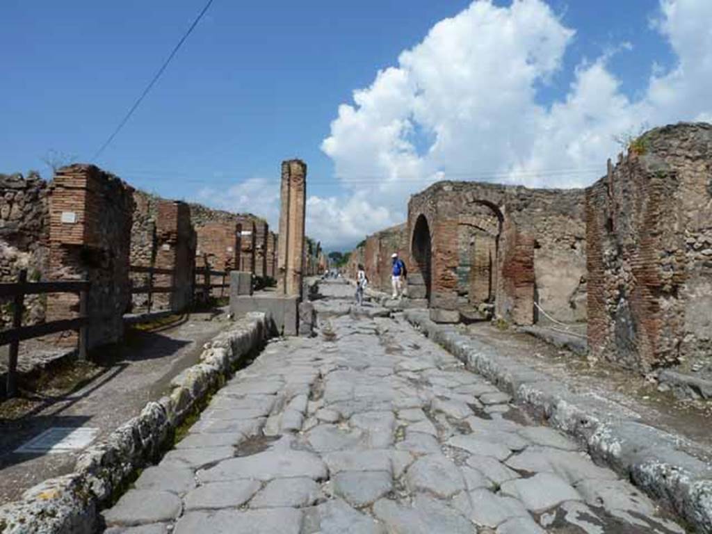 Via Stabiana, May 2010. Looking north between VII.1 and IX.2, towards junction with Via degli Augustali.