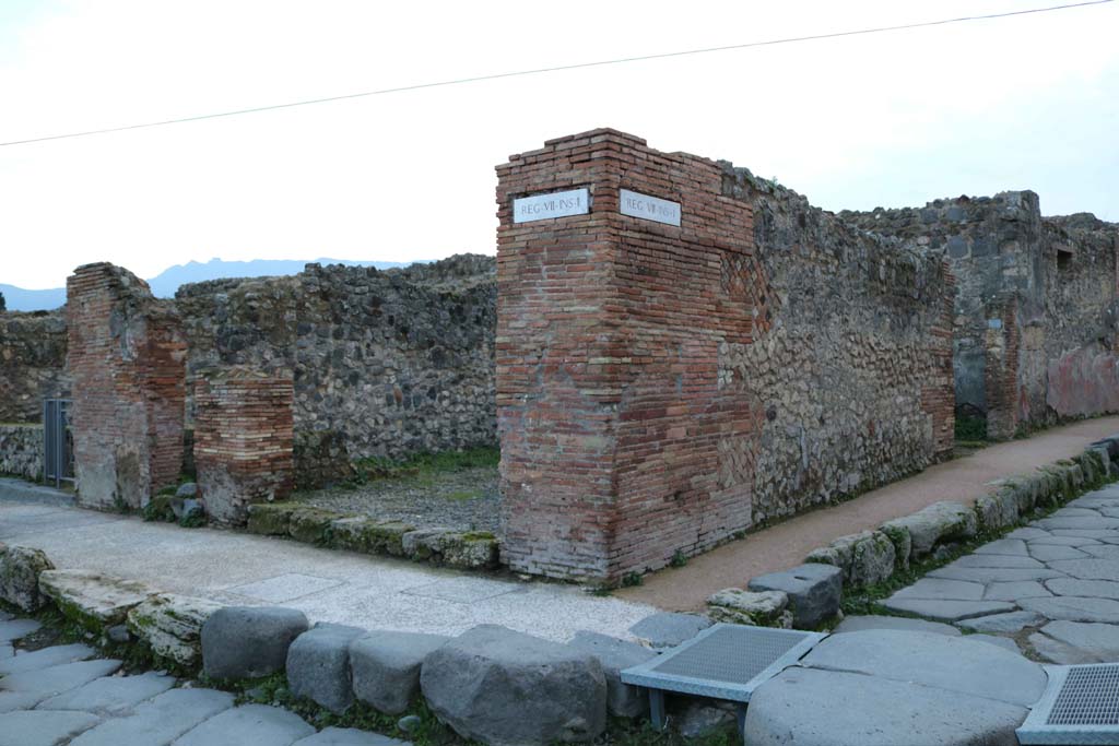 Via Stabiana, west side, on left. December 2018. 
Looking south-west across junction with Via degli Augustali, on right.  Photo courtesy of Aude Durand.
