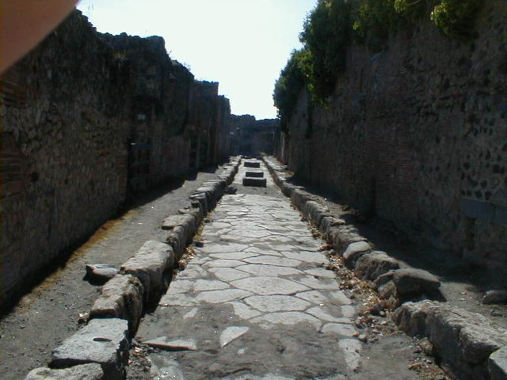 VVia degli Augustali between VII.1 and VII.2. September 2004. Looking west from Via Stabiana. 
