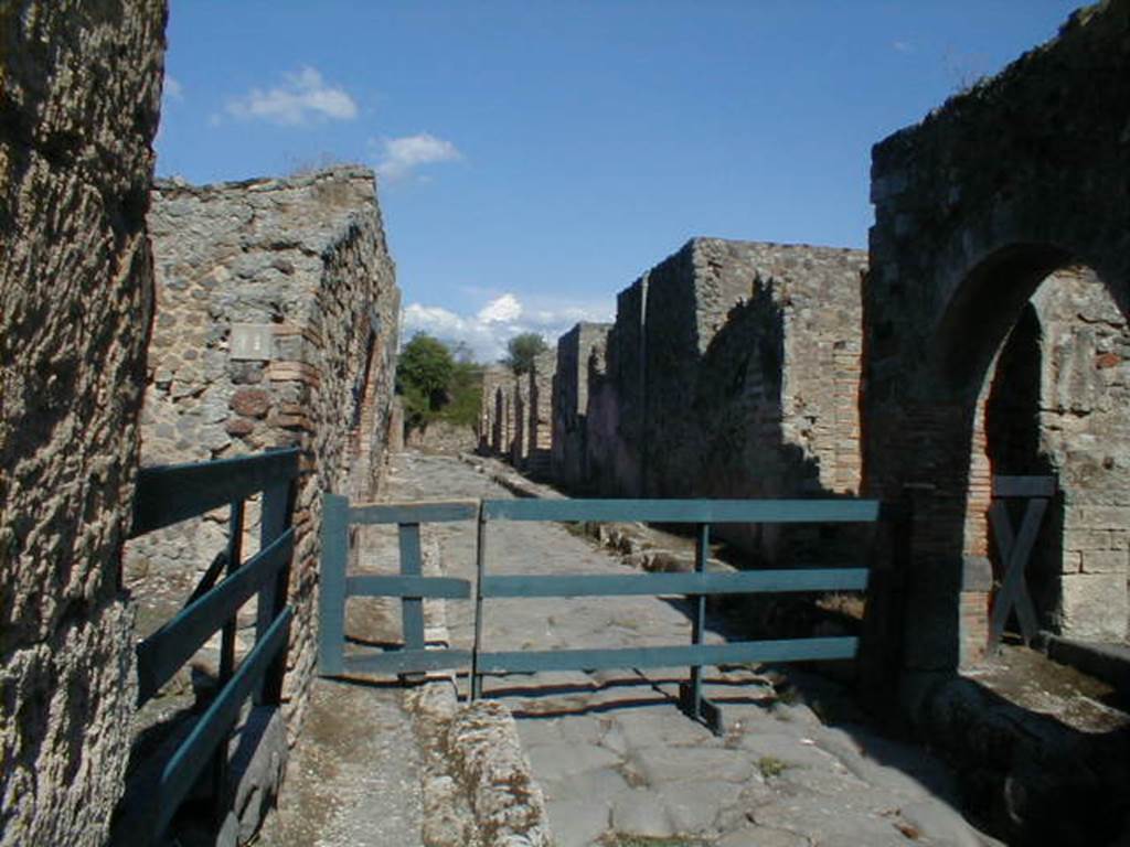 Unnamed vicolo between IX.3 and IX.2. September 2004. Looking east from Via Stabiana. 