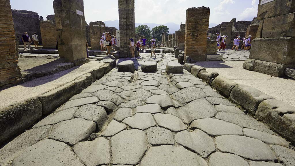 Via Stabiana, Pompeii. August 2021. 
Looking south towards junction with Via dell’Abbondanza, at Holconius’ crossroads. Photo courtesy of Robert Hanson.
