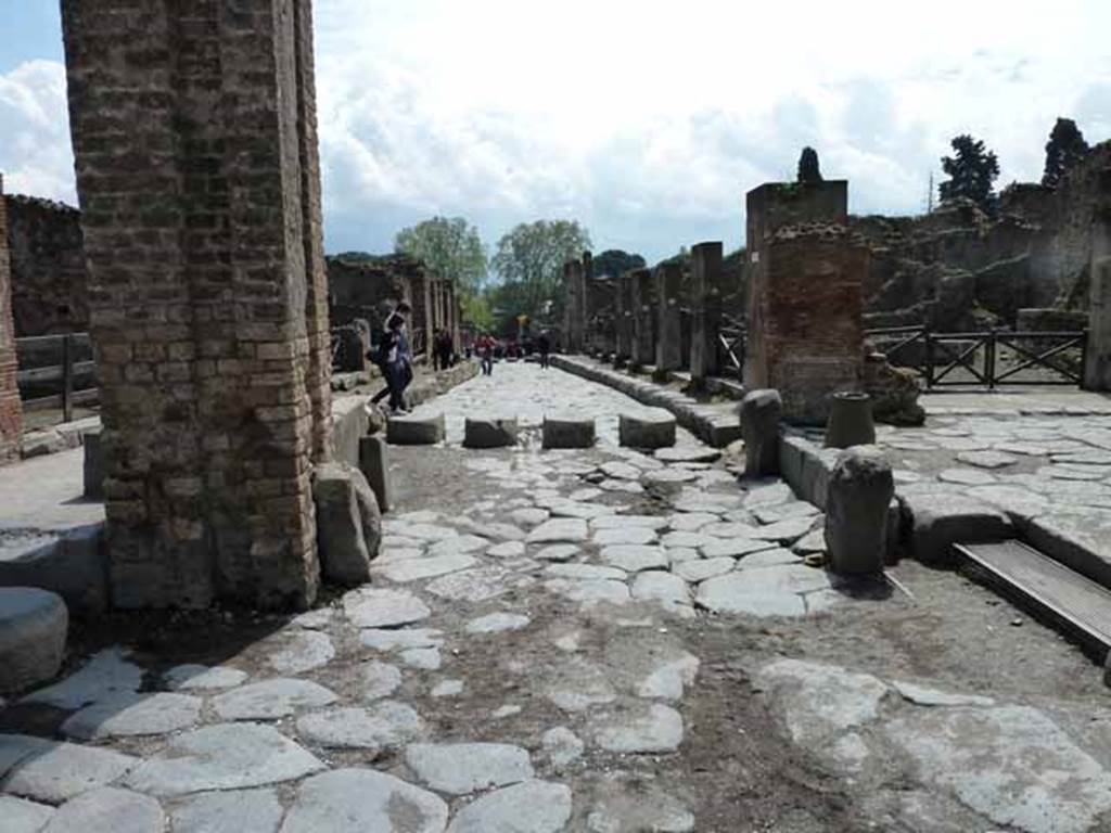 Via Stabiana, May 2010. Looking south across junction with Via dell’Abbondanza, at Holconius’ crossroads.