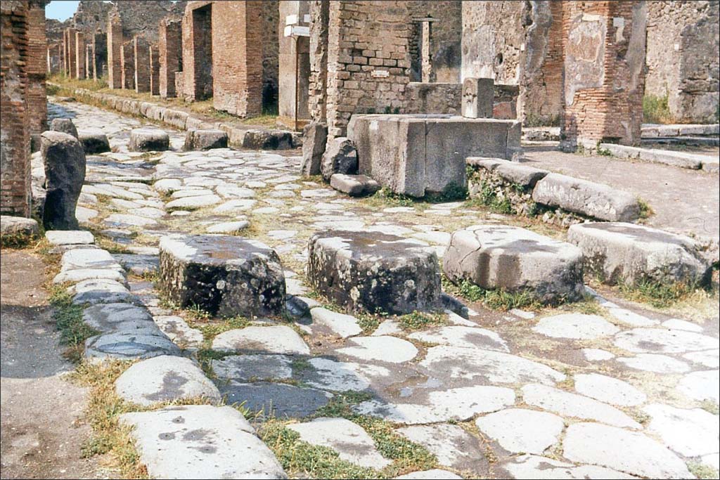 Via Stabiana, Pompeii. June 1962. Looking north-east at junction of Via Stabiana, with Via dell’Abbondanza.
Photo by Brian Philp: Pictorial Colour Slides, forwarded by Peter Woods
(P43.16 POMPEII PEDESTRIAN ROAD CROSSINGS AND FOUNTAIN).
