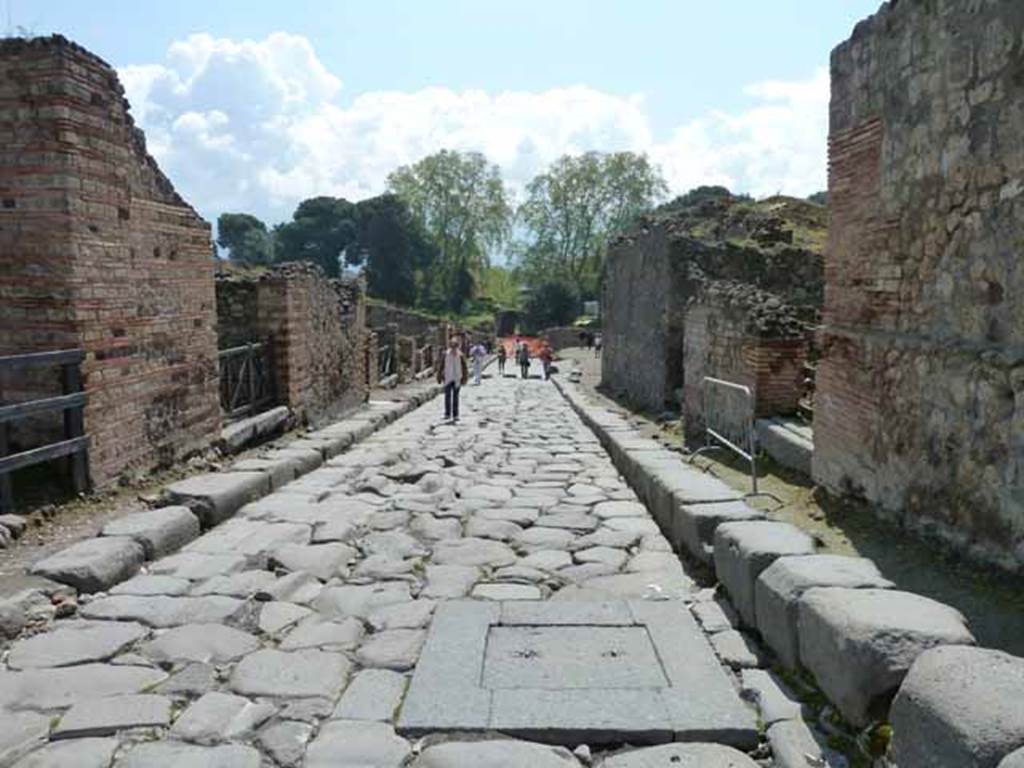 Via Stabiana, May 2010. Looking south between I.3.7 and VIII.7.23