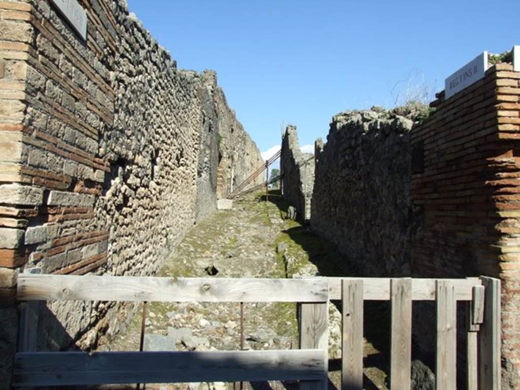 Via Stabiana between I.3 and I.2. Unnamed vicolo on the east side. Looking east from junction. March 2009.