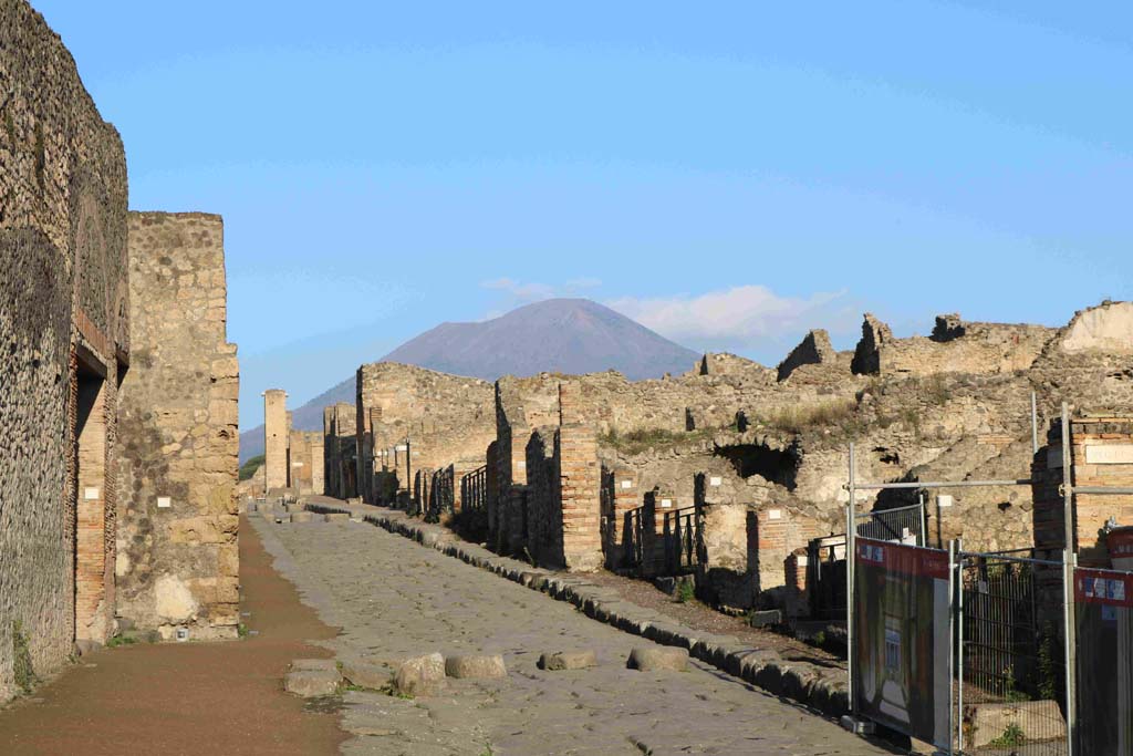 Via Stabiana, December 2018. 
Looking north from near entrances at VIII.7.20 and VIII.7.21, on left, and I.3, on right. Photo courtesy of Aude Durand. 
