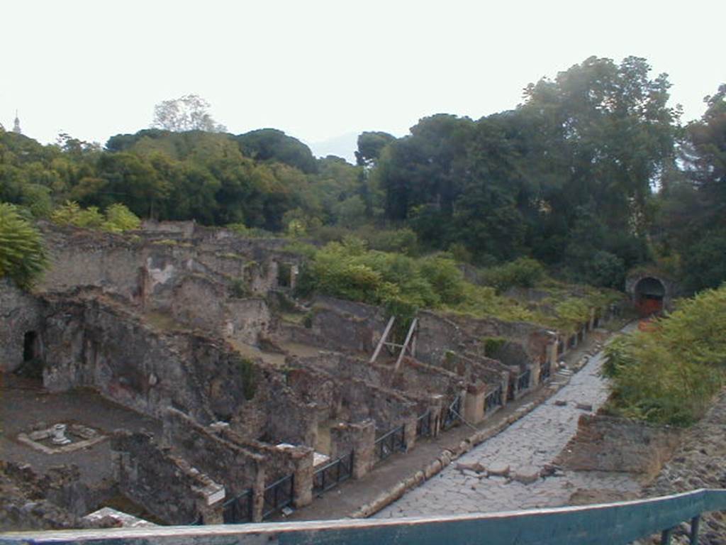 Via Stabiana I.2 and I.1. Looking south towards the Stabian Gate from the top of the Little Theatre. May 2005.