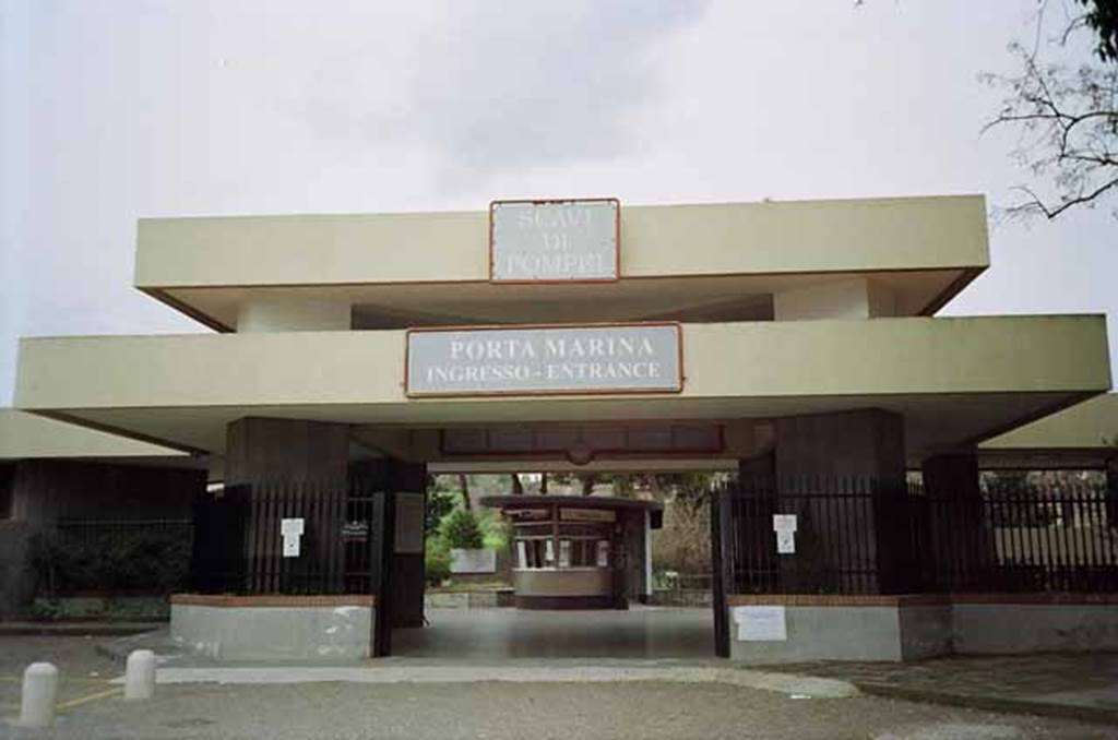 Via Villa dei Misteri. May 2010. Porta Marina entrance to the Scavi di Pompei. The information booth can be seen through the entrance. The ticket office booths are round to the left. Photo courtesy of Rick Bauer.